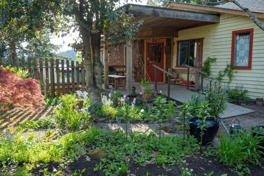 Lakefront Cottage, Salt Spring Island Vesuvius Esterno foto