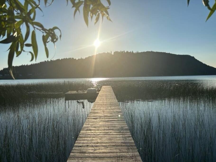 Lakefront Cottage, Salt Spring Island Vesuvius Esterno foto